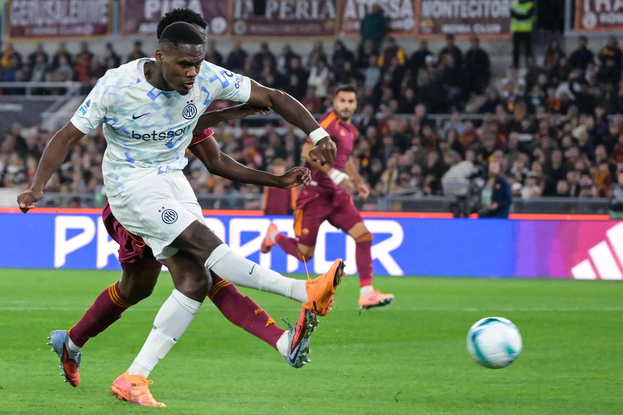 Il gol di Ange-Yoan Bonny in Roma-Inter del girone d'andata di Serie A (foto Ansa)