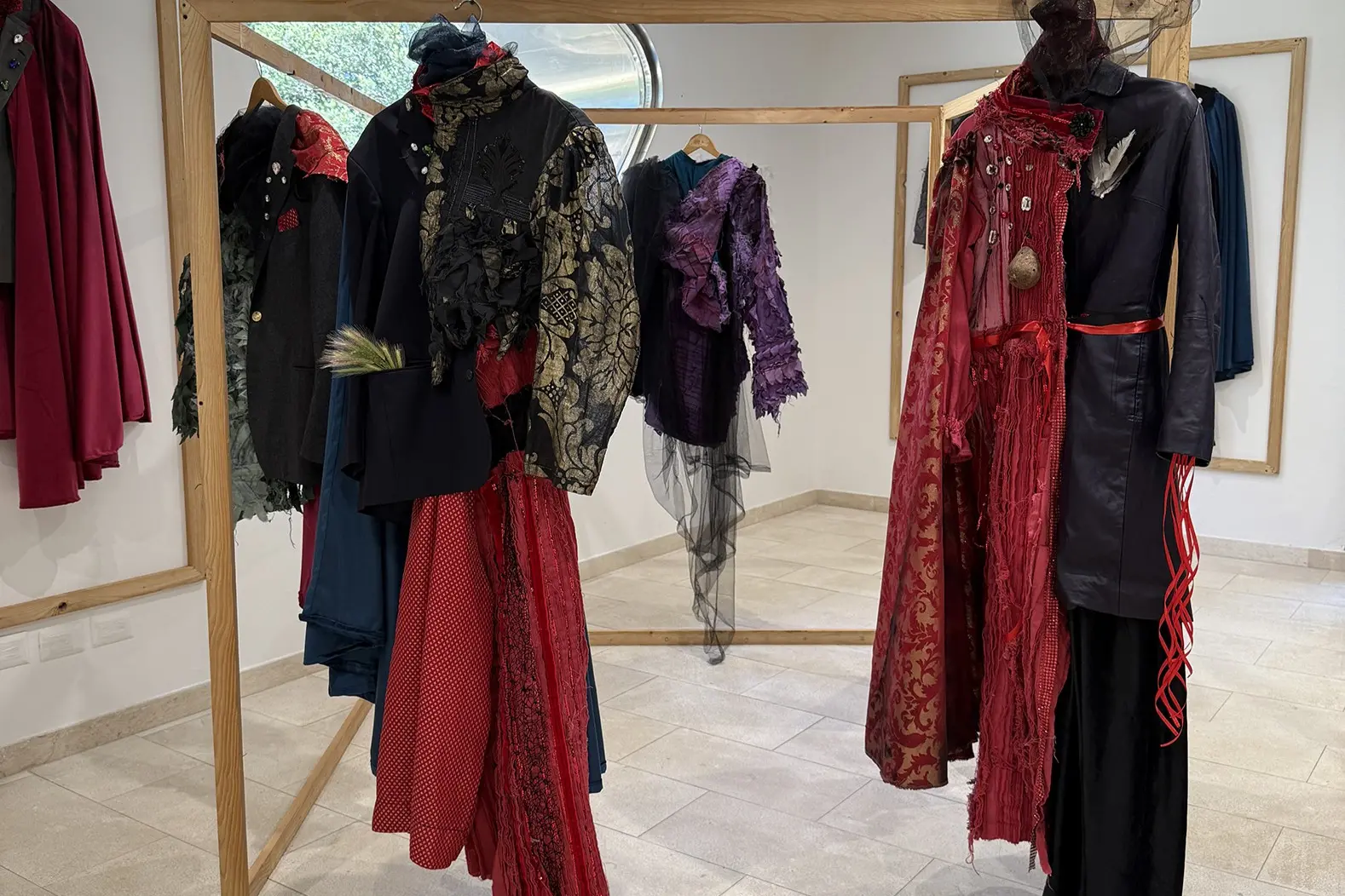 Uno scorcio della mostra “I costumi del Macbeth”