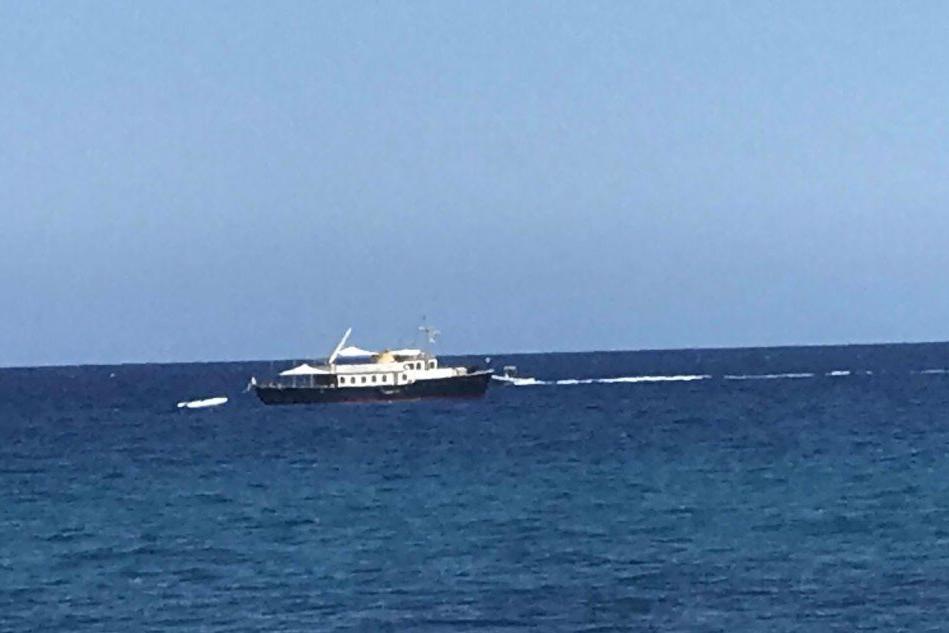 Bari Sardo: la barca dei reali di Monaco getta le ancore nel golfo della Torre