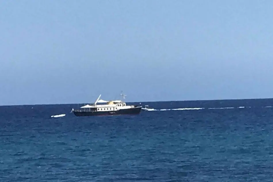 Il Pacha III a un miglio dalla costa di Bari Sardo (foto Pisanu)