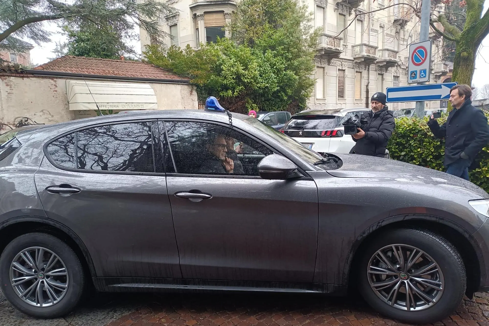 Il sottosegretario Andrea Delmastro lascia il Palazzo di Giustizia di Biella dopo aver testimoniato nell'ambito dell'inchiesta (foto Ansa)
