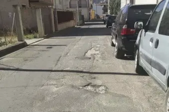 Strade e buche a San Vito (foto Agus)
