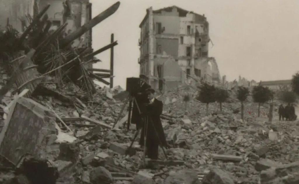 Messina distrutta dal terremoto del 1908. Foto di Luca Comerio