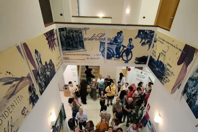 L'opera esposta nel municipio di Uri (foto concessa)