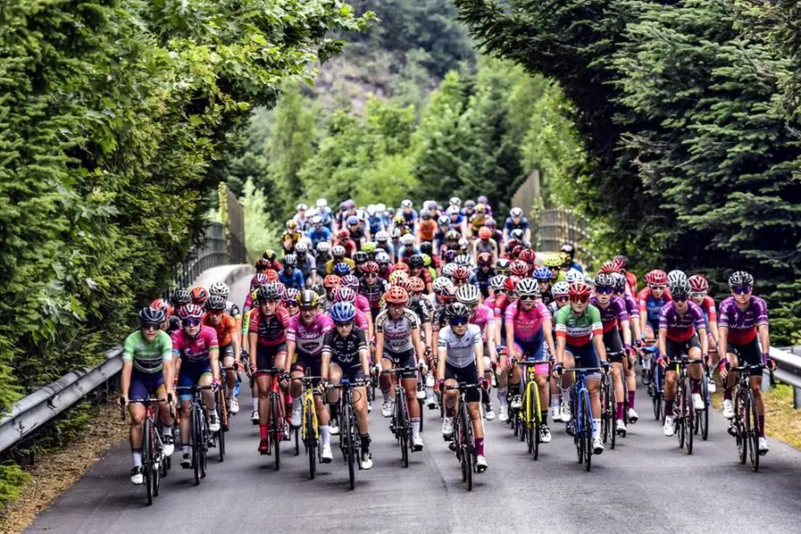 Una tappa del Giro d'Italia Donne 2021 (Ansa - Bettini)