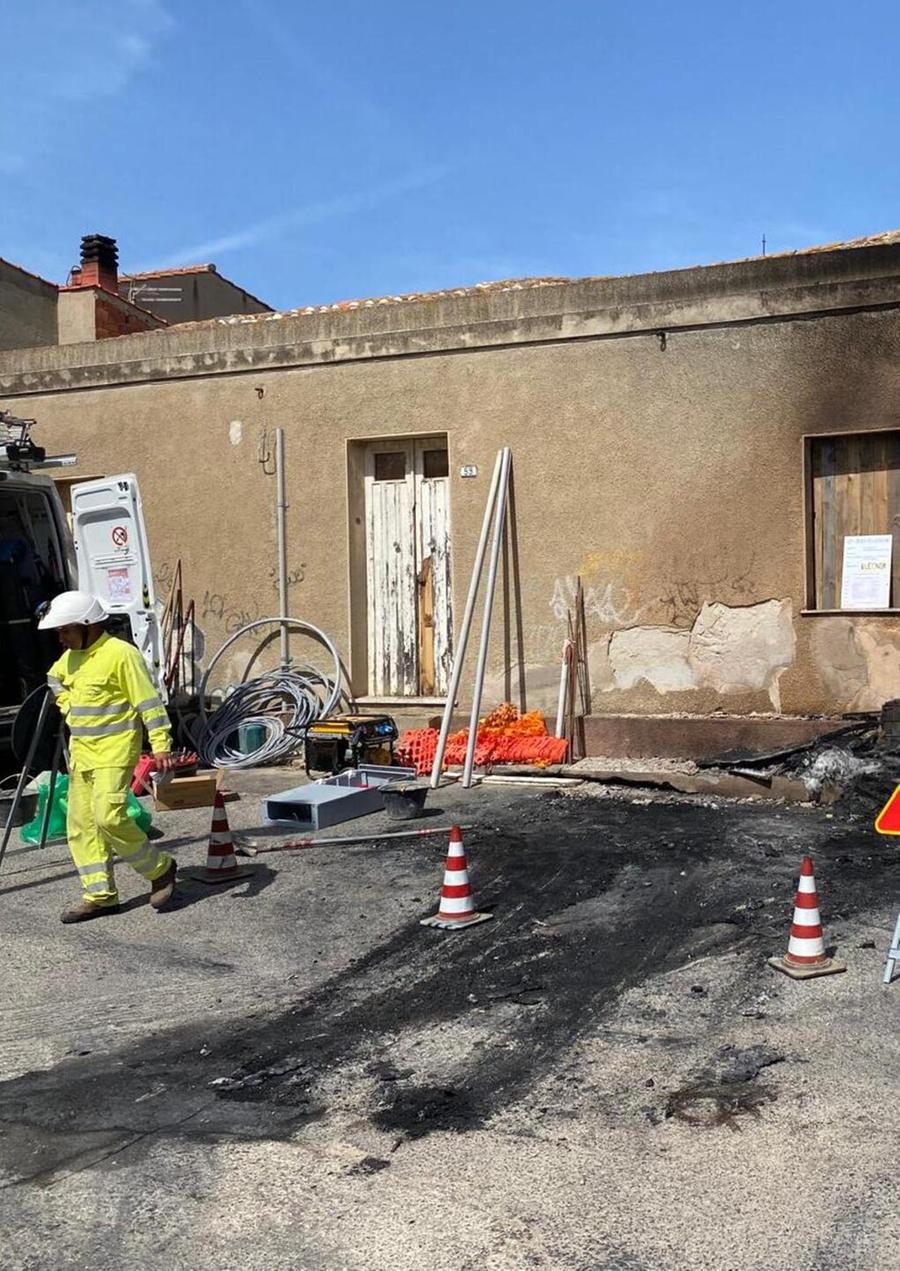 Un’altra auto in cenere nella notte