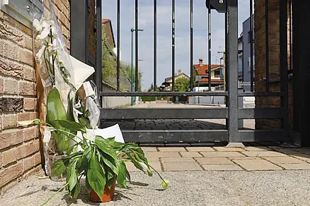 Fiori lasciati a Paderno Dugnano, nel Milanese, nel luogo del triplice omicidio (Ansa)