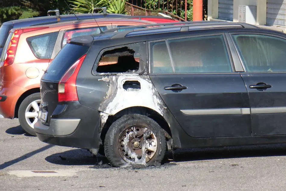 L'auto incendiata (L'Unione Sarda)