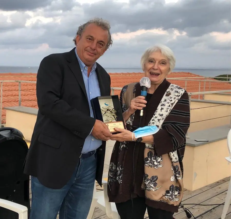 La scrittrice con il sindaco, Antonio Diana (foto ufficio stampa)