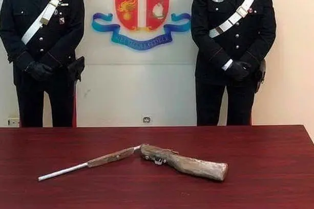 Il fucile sequestrato all'uomo (foto carabinieri di Reggio Calabria)