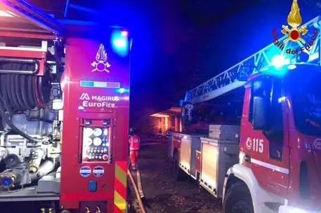 I vigili del fuoco al lavoro per spegnere un vasto incendio che si è sviluppato nell'area industriale dismessa ex Snia di Varedo (Monza), per cause ancora da accertare, 25 settembre 2021. ANSA/VIGILI FUOCO ++HO - NO SALES EDITORIAL USE ONLY++