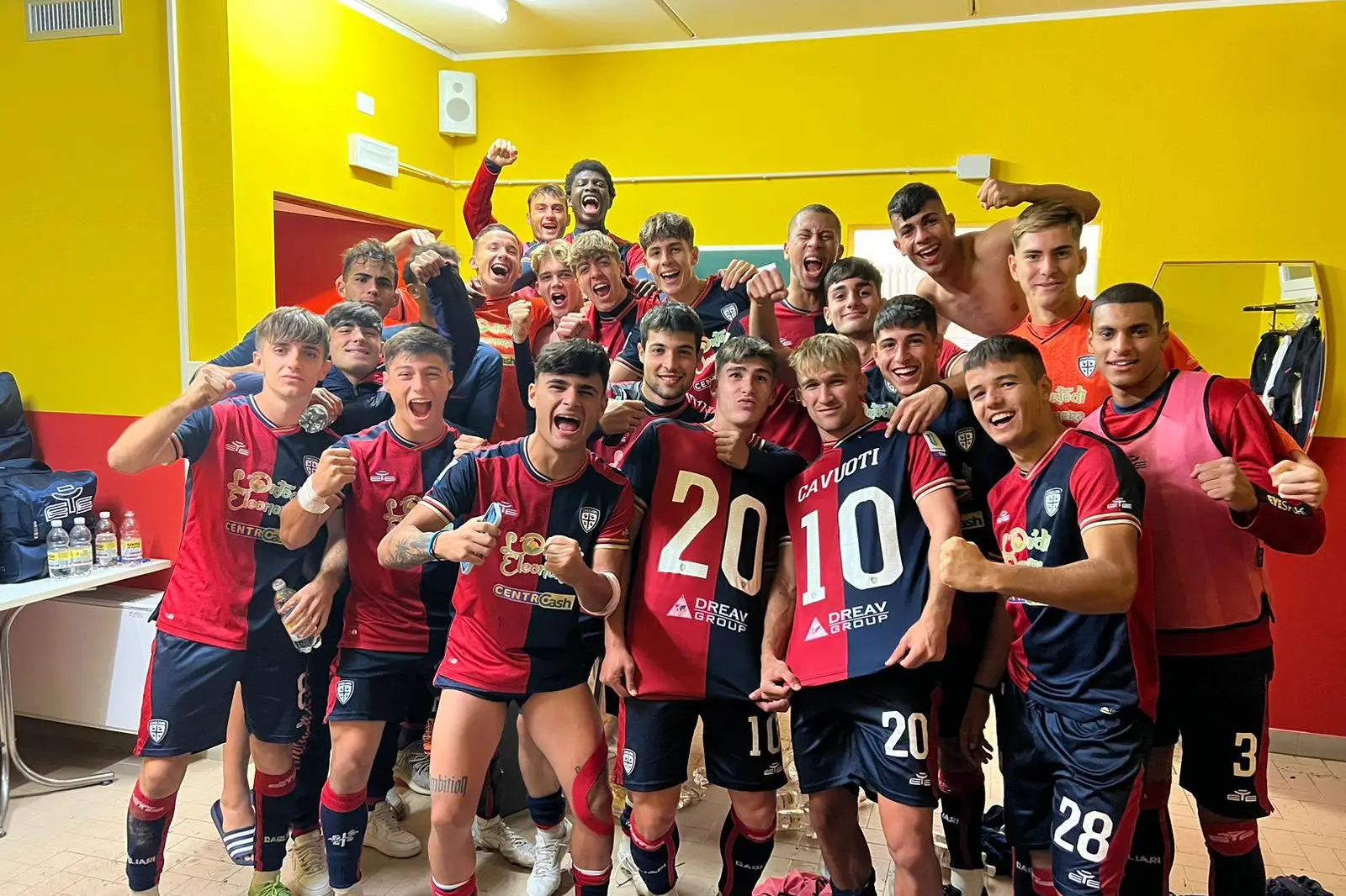 I giovani rossoblù negli spogliatoi dopo l'ultima vittoria (foto Twitter-Cagliari Calcio)