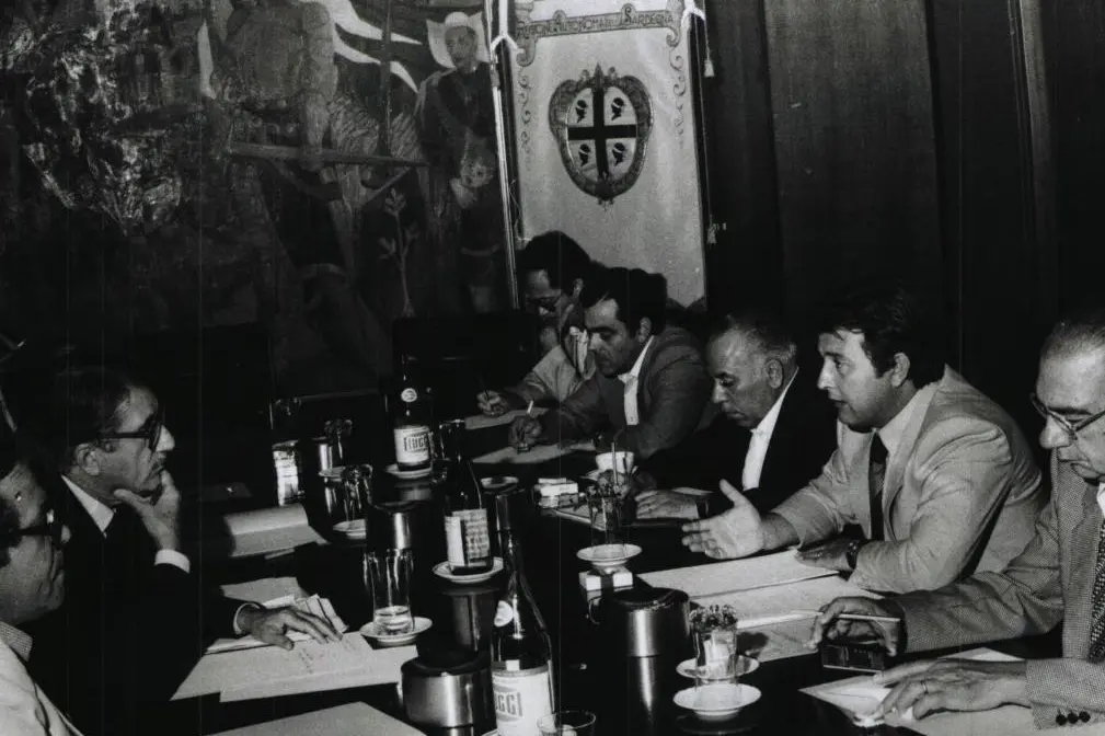 Una riunione della Giunta Rais con le parti sociali: il presidente è il secondo da destra, dopo Mario Melis