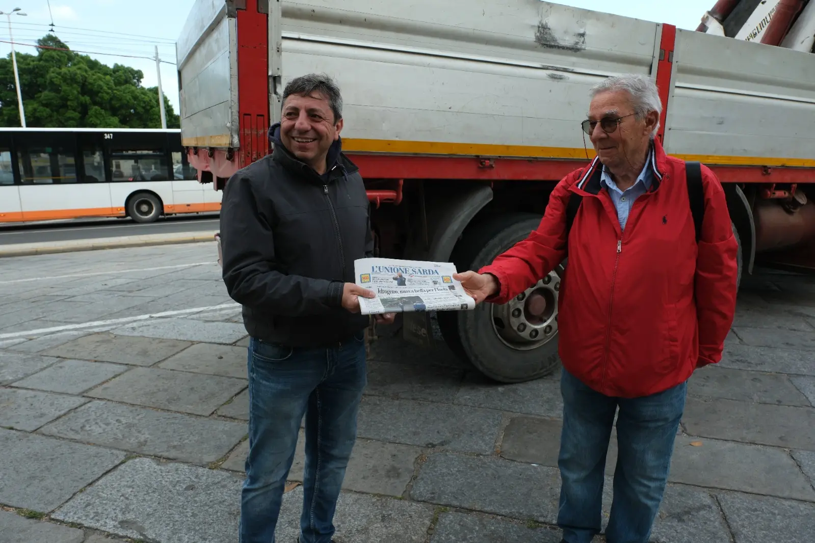 Antonio Durzu consegna una copia dell'Unione Sarda a un cliente (Giuseppe Ungari)