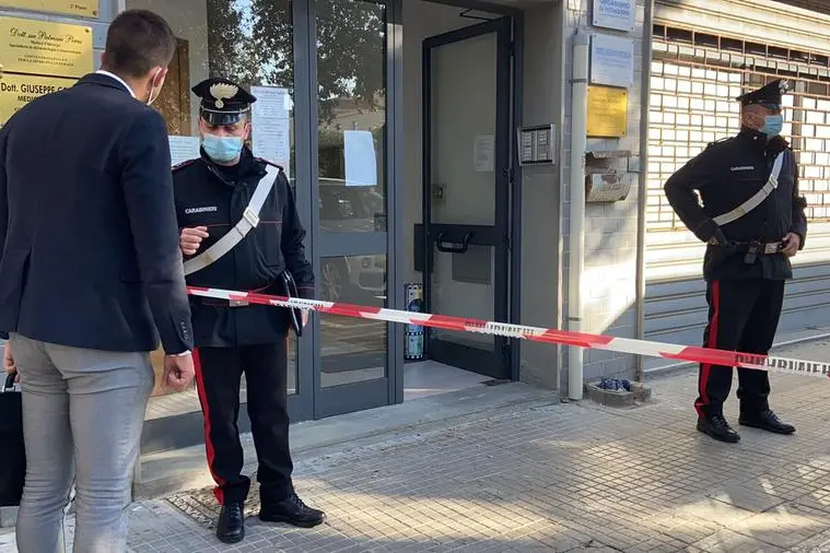 Gli inquirenti (foto L'Unione Sarda - Calvi)