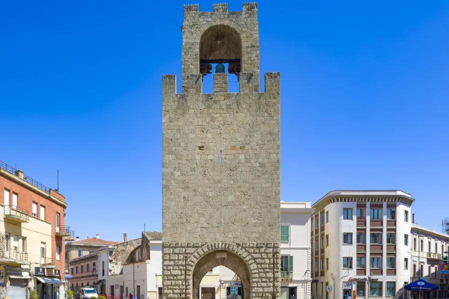 La Torre di Mariano II, in piazza Roma (foto Guarna)