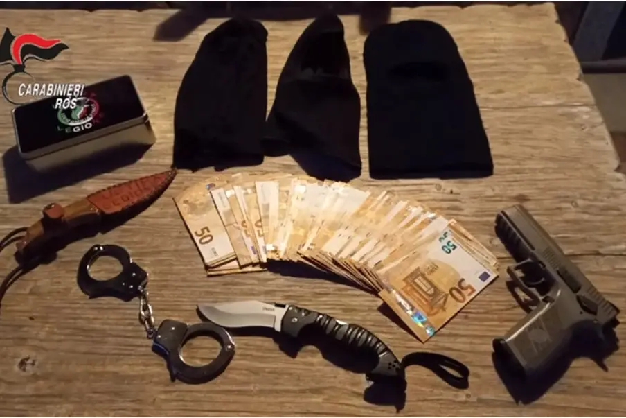 Materiale sequestrato durante l'operazione antiterrorismo (L'Unione Sarda)