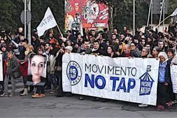 Le proteste dei "No Tap"