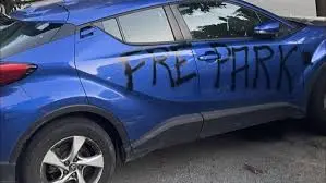 Un'auto vandalizzata perché lasciata in sosta vietata