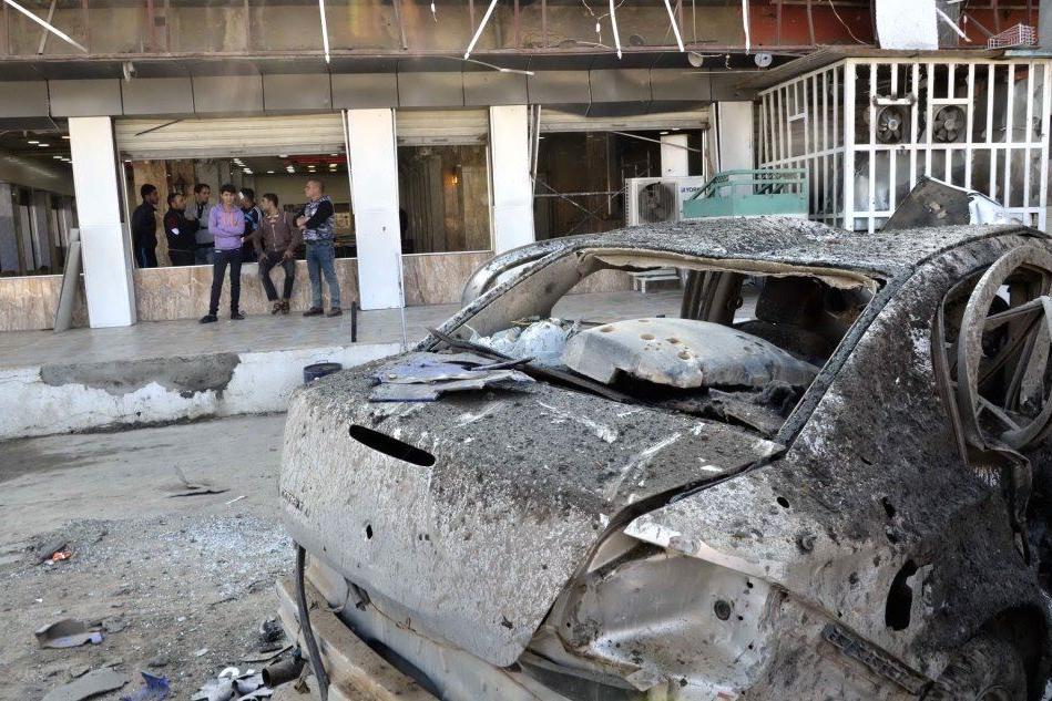 Autobomba esplode di fronte a un ristorante a Mosul: due morti