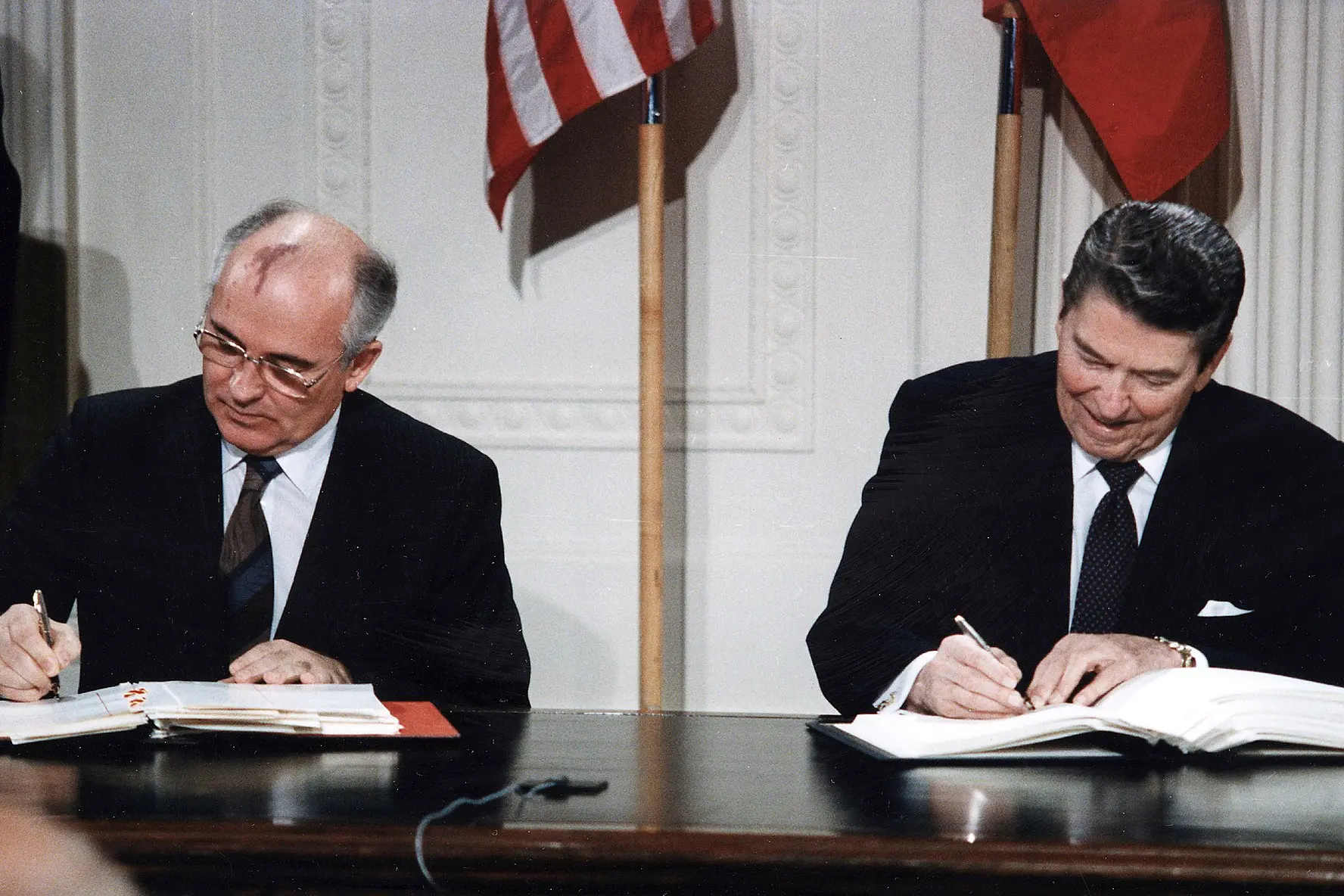 Michail Gorbačëv e Ronald Reagan, presidenti di Urss e Usa negli anni Ottanta, in uno dei loro incontri al vertice