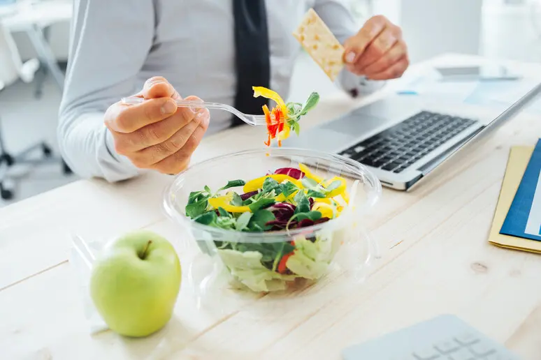 Pausa pranzo in ufficio (Ansa)