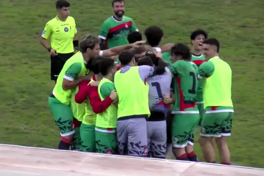 Il Castelsardo festeggia il gol di Asara ad Arzachena (foto Ilenia Giagnoni)