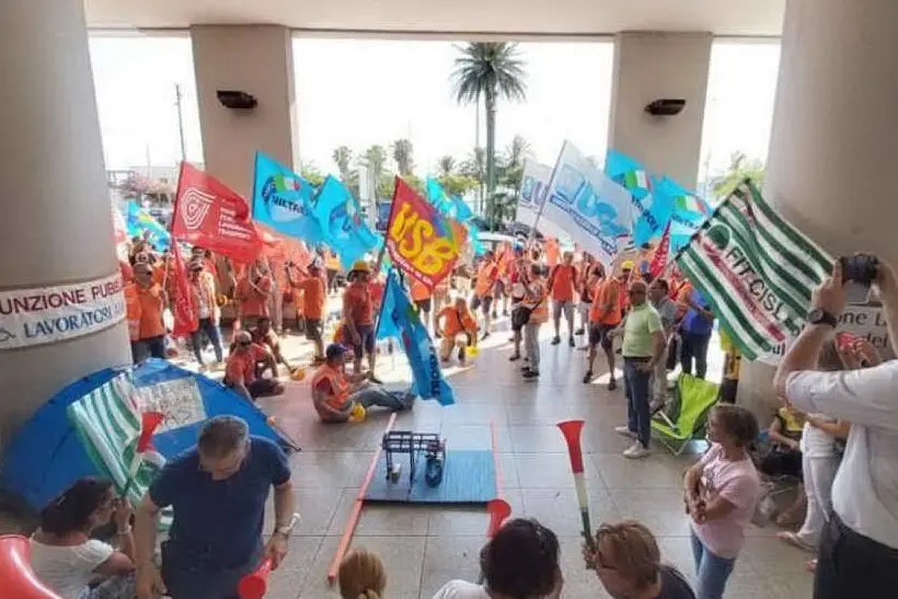 I lavoratori di Porto Canale i protesta (archivio L'Unione Sarda - foto Mariano Paba)