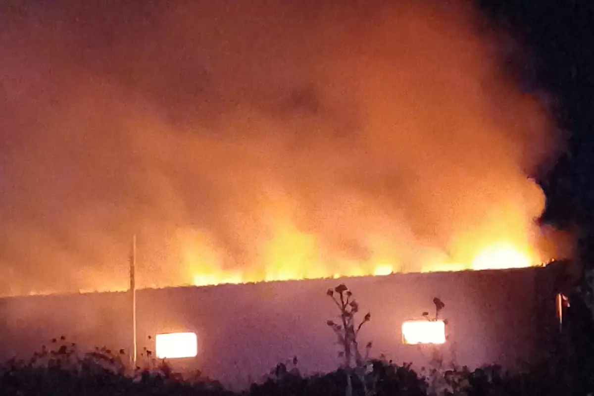 L'incendio nel capannone a Macomer
