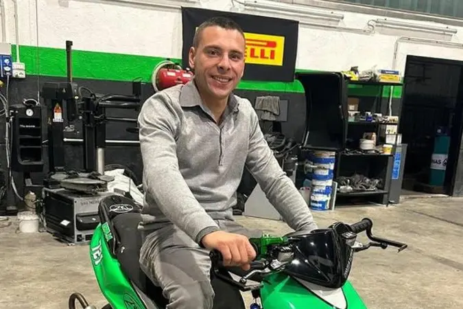 Il ladro ucciso ad Alba colpito da 30 metri, esplosi 13 colpi. L’ipotesi: «Ha sparato ai banditi in fuga»