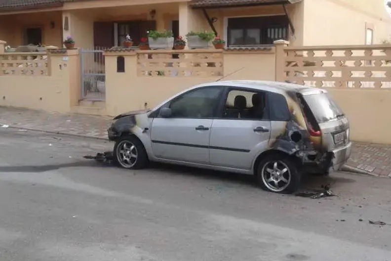 Una delle auto incendiate