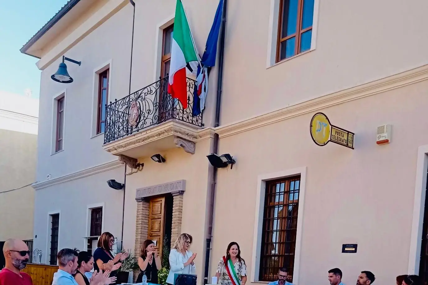 Il primo Consiglio comunale in piazza (foto Murgana)
