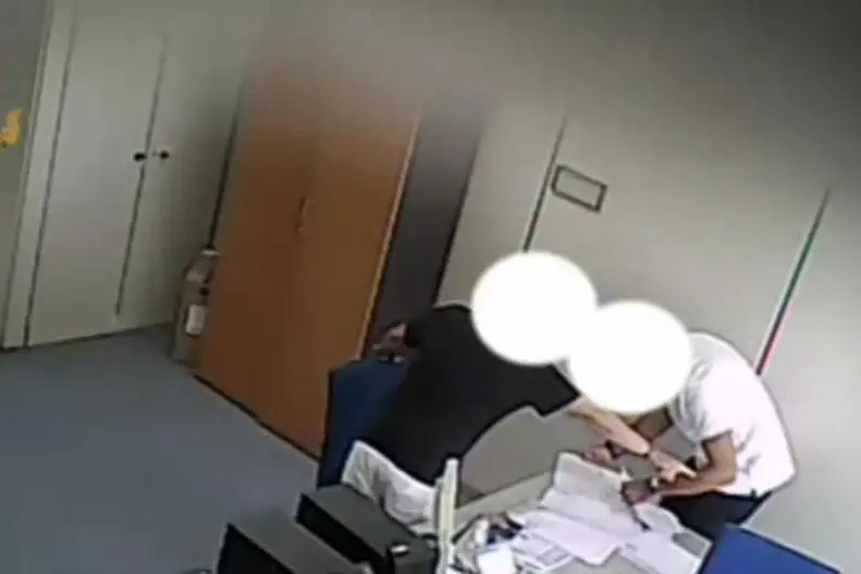 Due degli indagati distruggono dei documenti (frame video polizia)
