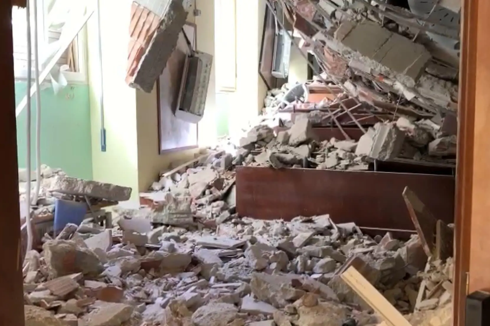 Le macerie dopo il crollo a Sa Duchessa (L'Unione Sarda)