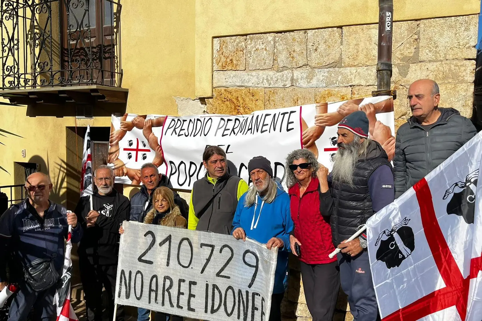 I manifestanti accanto a piazza Palazzo