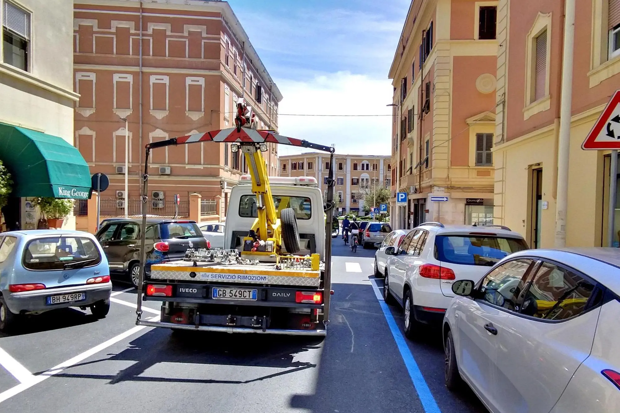 Un carro attrezzi a Cagliari (Archivio L'Unione Sarda)