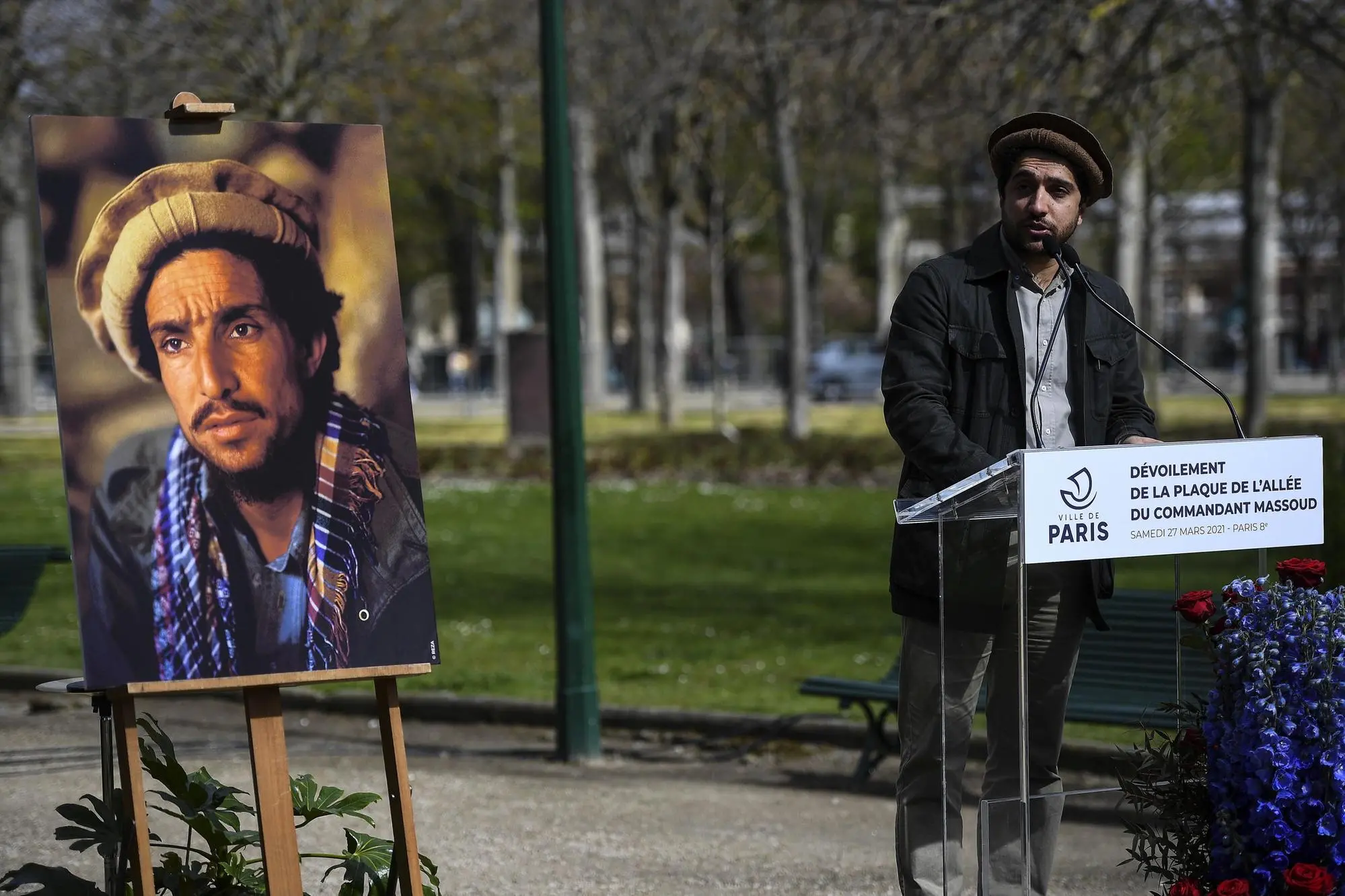 Ahmad Massoud, davanti alla foto del padre Ahmad Shah Massoud (Archivio L'Unione Sarda)