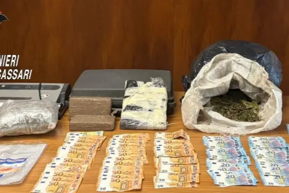 La droga e il denaro sequestrati