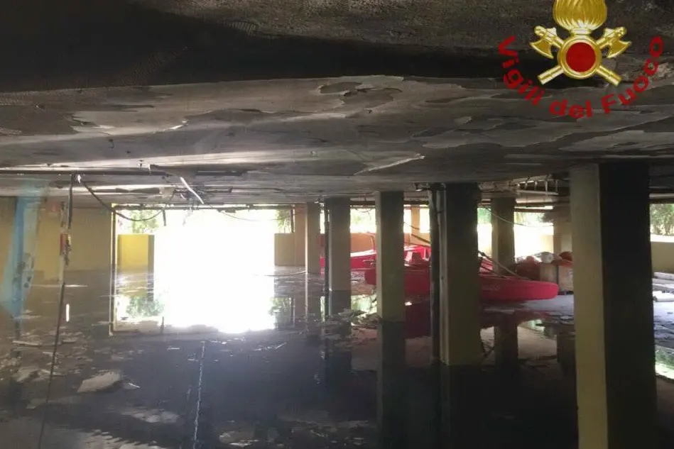 Il garage aggredito dalle fiamme