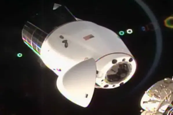 La capsula Dragon in fase di separazione dalla Stazione Spaziale Internazionale (credit: @NasaTv)