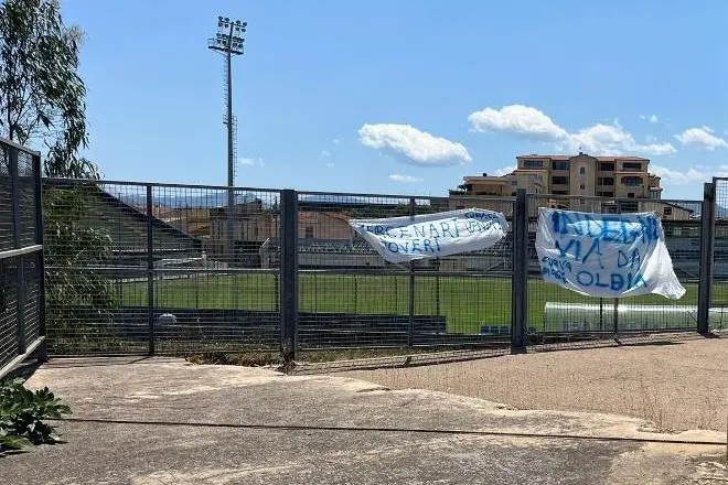 La contestazione dei tifosi dell'Olbia allo stadio (foto Ilenia Giagnoni)