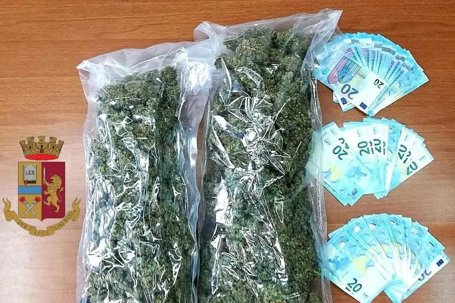 La droga e il denaro sequestrati (foto Polizia)