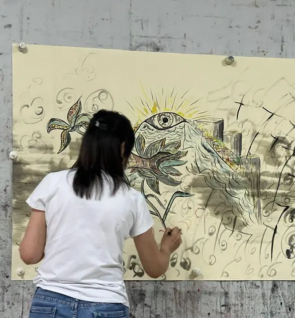 Lia Chia mentre dipinge (foto concessa)