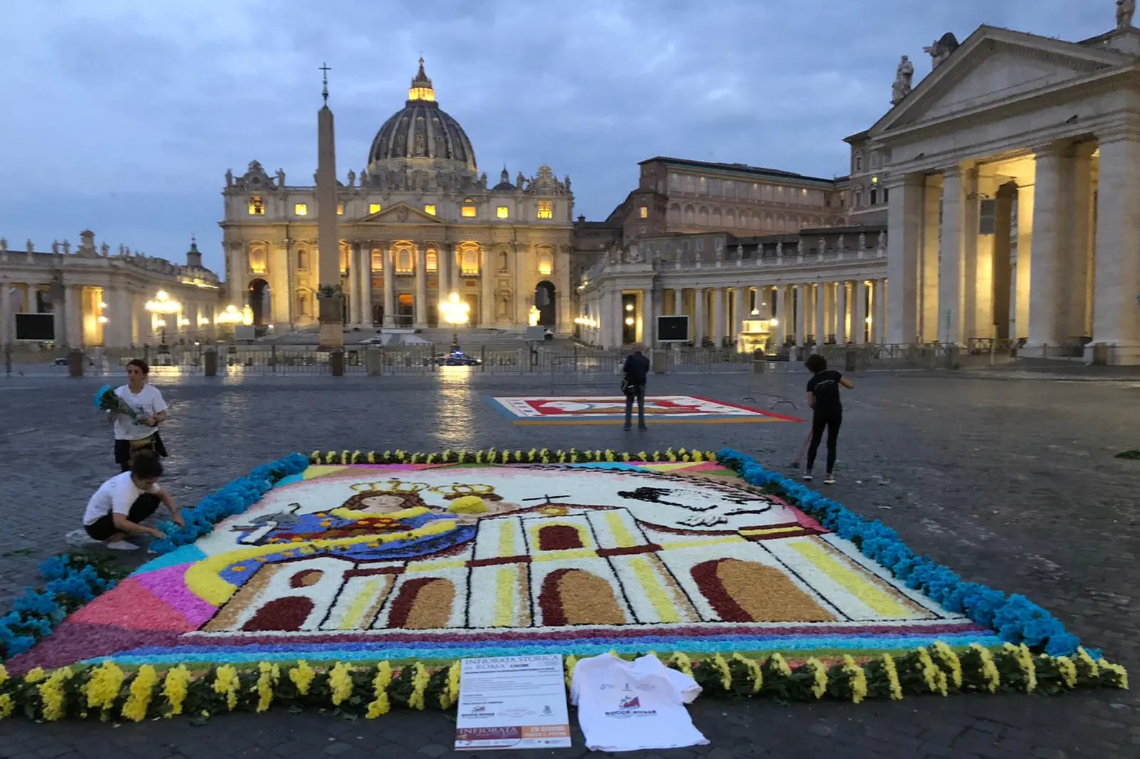 Il tappeto floreale realizzato in piazza San Pietro a Roma dalle infioratrici di Tortolì accompagnate dalla Pro loco Rocce Rosse (foto concessa)