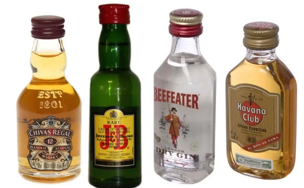 Molti turisti hanno confessato di aver bevuto gli alcolici del frigobar e aver riempito le bottigliette con altri liquidi