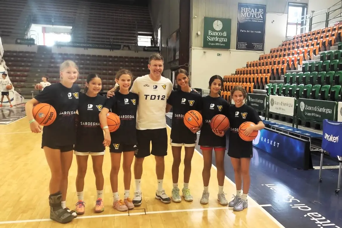 Travis Diener con le giocatrici della Chapman Academy (foto G. Marras)
