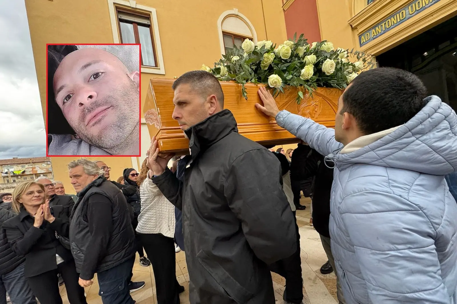 L'uscita della bara al termine dei funerali (foto Stefano Anedda Endrich) e, nel riquadro, Paolo Durzu