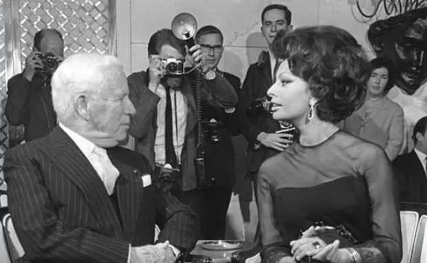 Chaplin in una foto insieme a Sophia Loren (Ansa)