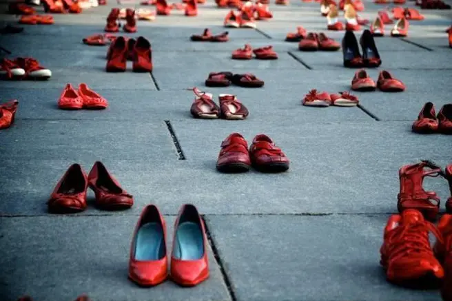 Scarpe rosse, simbolo della lotta contro la violenza alle donne (foto archivio L'Unione Sarda)