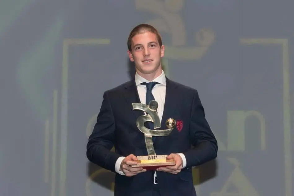 Cragno in posa con il premio ricevuto (foto da Twitter Cagliari Calcio)